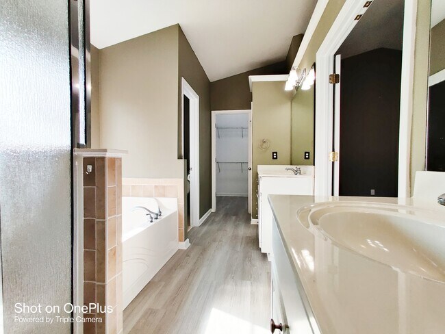 Building Photo - 1352 Fountain Lakes Dr