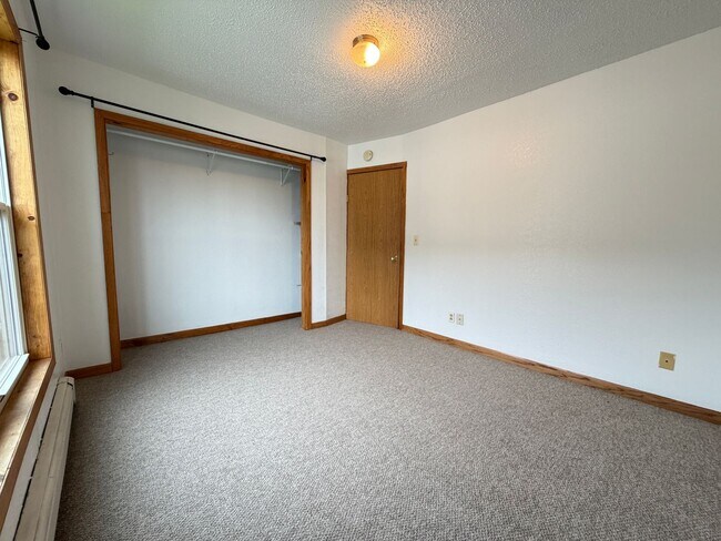 Building Photo - Upper Level 2 Bedroom Apartment - AVAILABLE TODAY