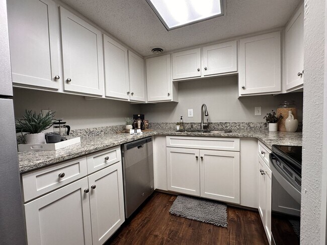 Building Photo - Bellemeade Highlands Condo