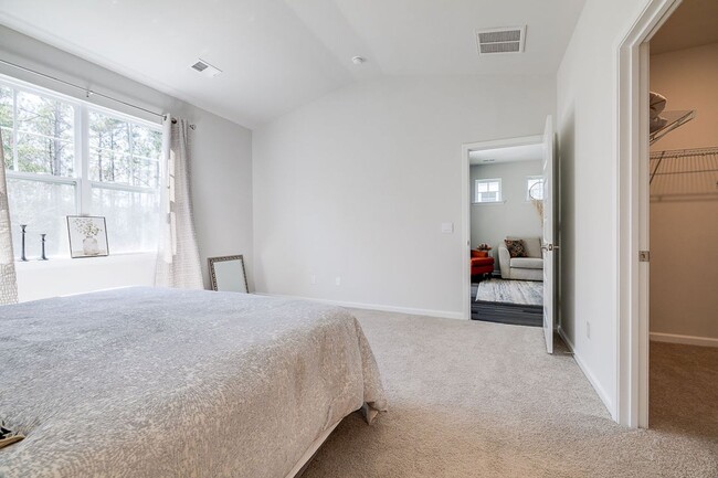 Building Photo - Luxury & Maintenance Free Living in Savann...