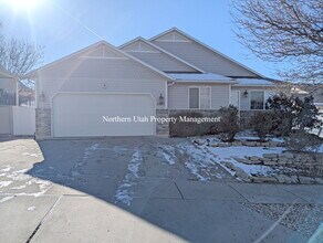 Building Photo - 6 Bed 3 Bath Home with Everything!