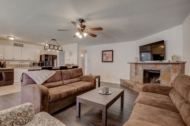 Building Photo - 565 Bell Dr