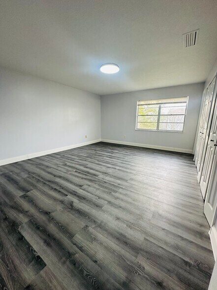 Building Photo - 648 Pyramid Ave
