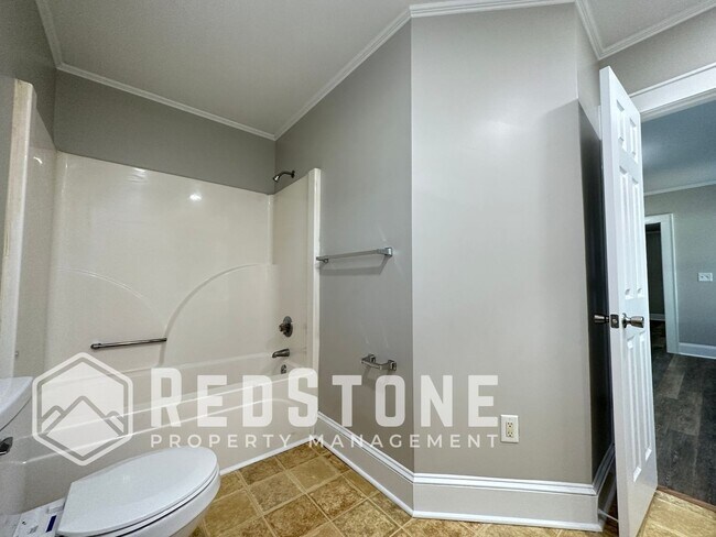 Building Photo - 817 Oakley St