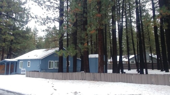 Building Photo - *LONG TERM RENTAL*