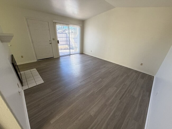 Building Photo - Upgraded Condo!