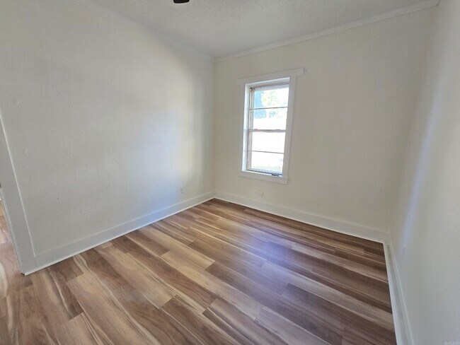 Building Photo - 709 W 44th St