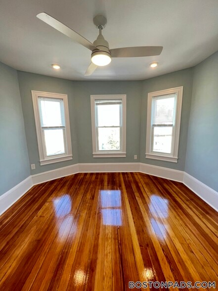 Building Photo - 3 Mossland St