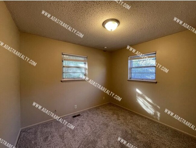 Building Photo - 1037 Jana Dr