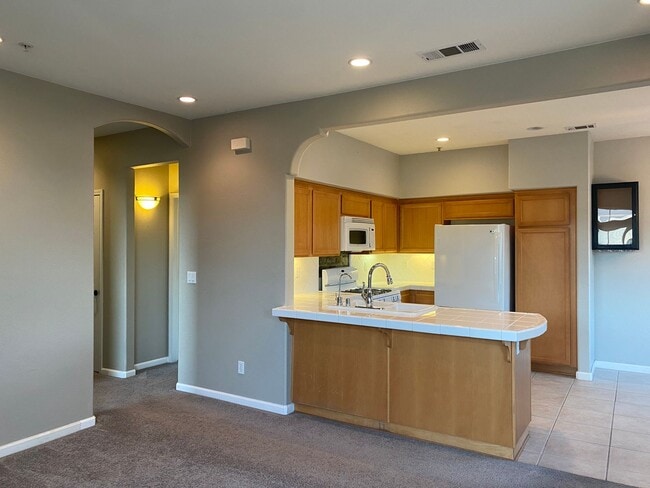 Building Photo - 610 Sunrise Dr
