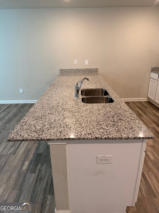 Building Photo - 725 Cole Dr