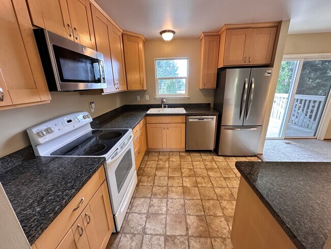 Building Photo - Tradition Kirkland Split Level with Gorgeous Views nestled in the middle of NorKirk