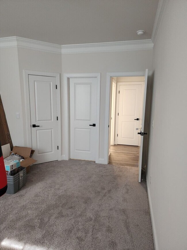 Building Photo - Like New Single Family Home minutes from B...
