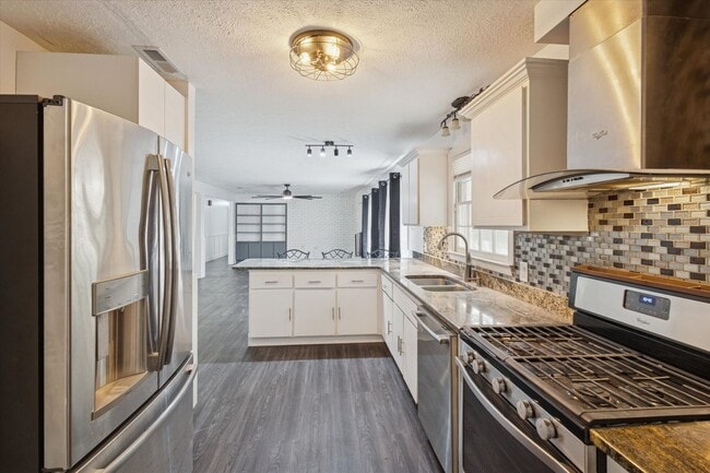 Building Photo - MOVE-IN READY! (Pet Friendly)