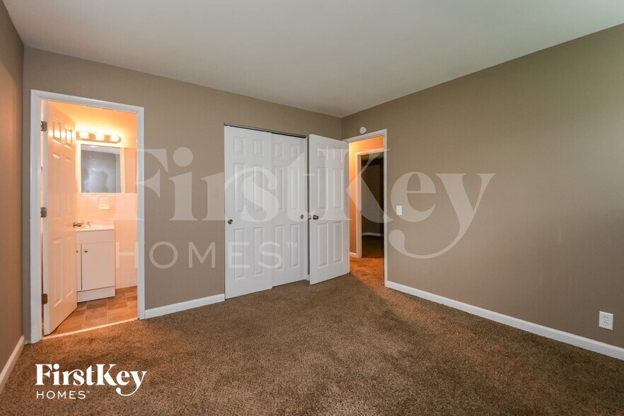 Building Photo - 400 Humes Ln