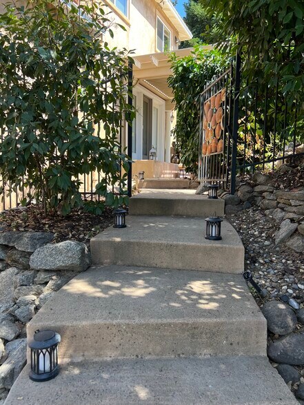 Side yard - 9220 Touchstone Ct