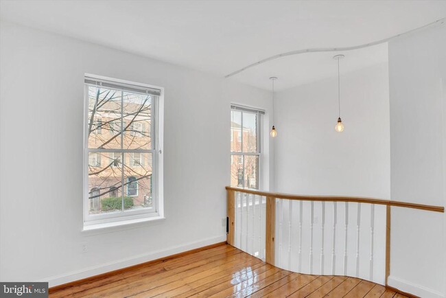 Building Photo - 805 S Charles St