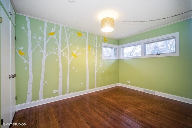 Building Photo - Renovated 3 bedroom home in award winning ...