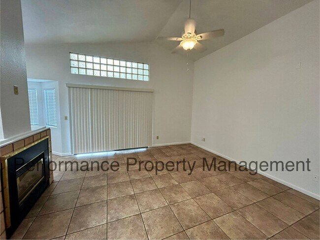 Building Photo - Stunning 4 Bed/3 Bath Home in The Oaks!