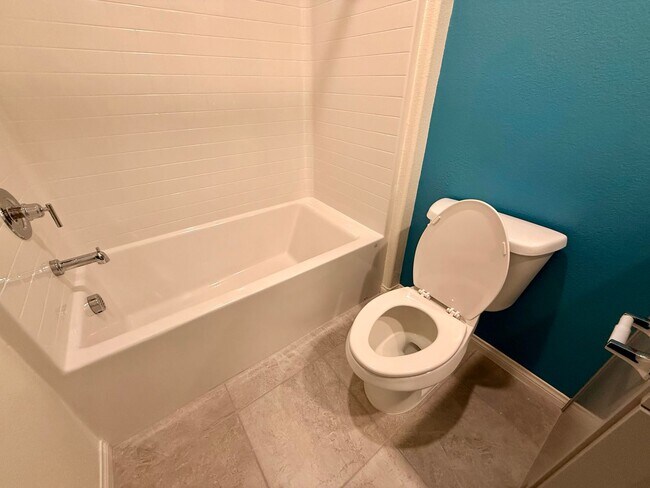 Building Photo - NEVER LIVED IN 4 BED 2.5 BATH 2 CAR GARAGE SINGLE FAMILY HOME FOR RENT!