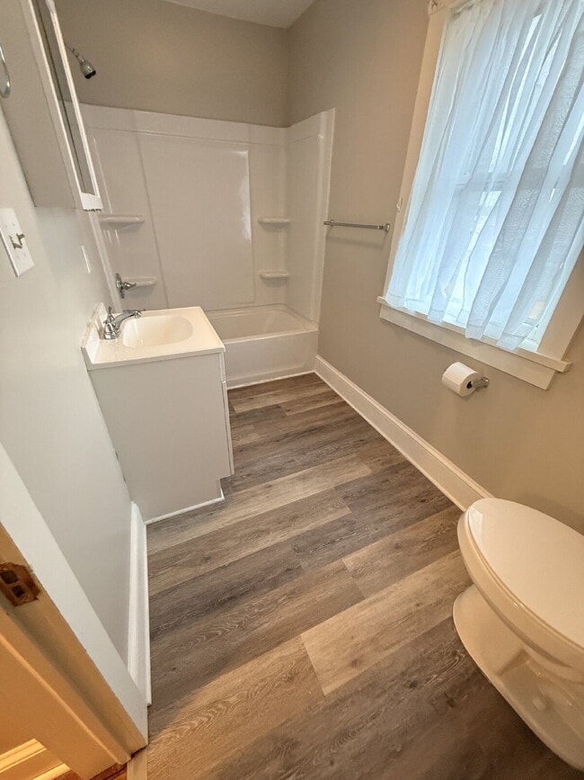 Building Photo - 627 Warren Ave.