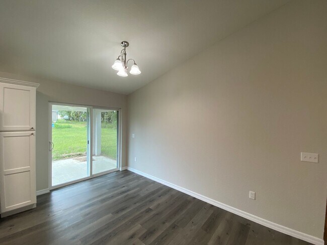Building Photo - Custom Home - Desirable SE Ocala Neighborh...