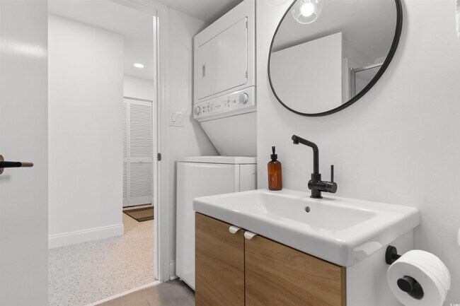 Building Photo - 1500 Cenith Dr