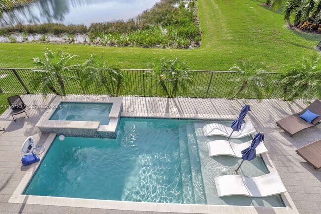 Building Photo - 17113 Aquavera Way