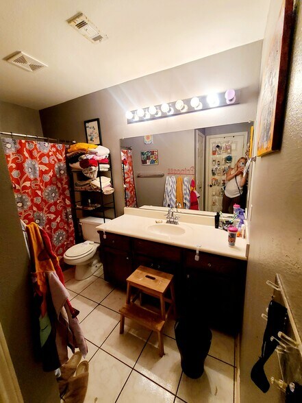 Guest bathroom - 1607 North 15th A Street