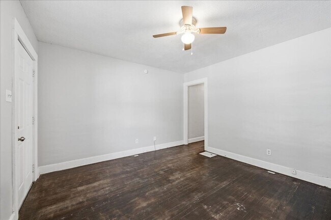 Building Photo - 37-37 S Sherman Dr