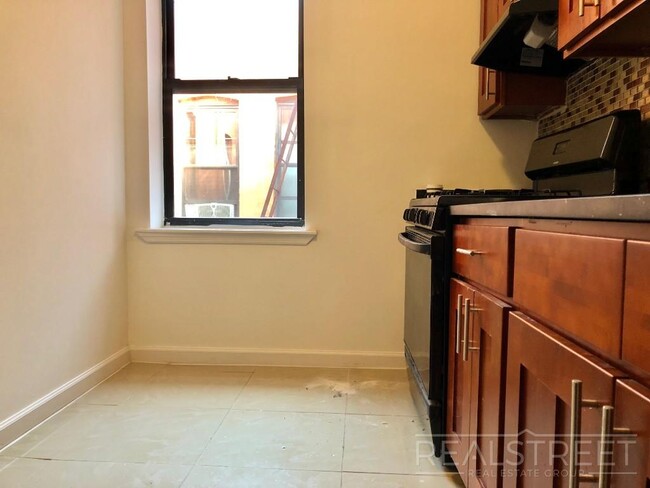 Building Photo - Just in! Well Priced 1 Bed in Bedstuy!