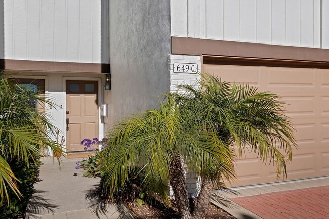 Building Photo - This wonderful East Beach Townhome Awaits!