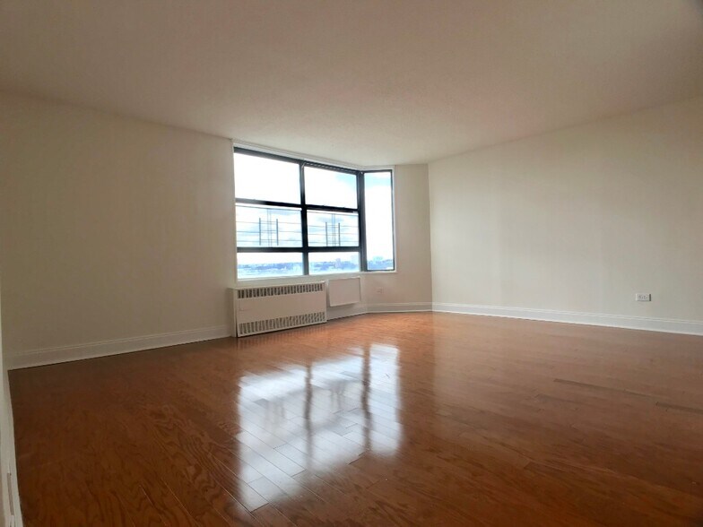Primary Photo - 3333 Broadway