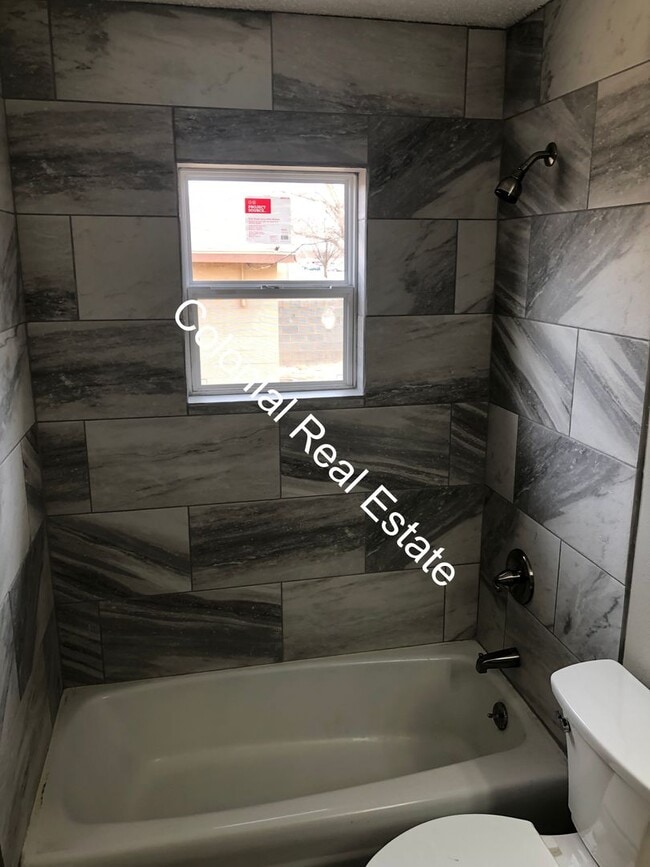 Building Photo - 3 bedroom 1 bathroom nicely updated home i...