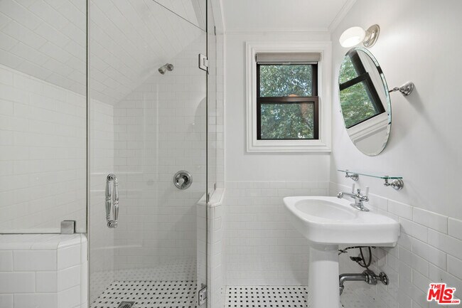 Building Photo - 4316 N Clybourn Ave