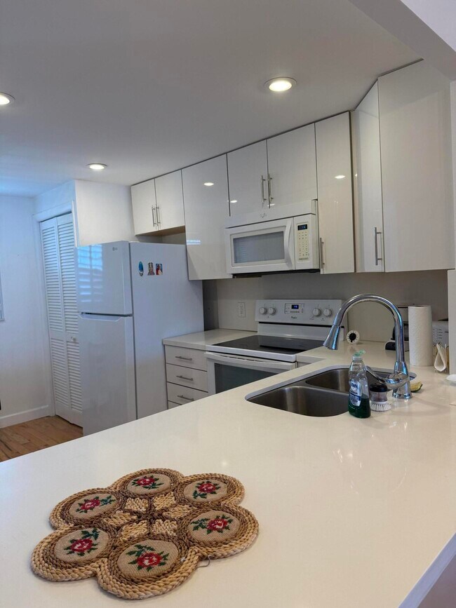 Building Photo - 1537 E Hillsboro Blvd