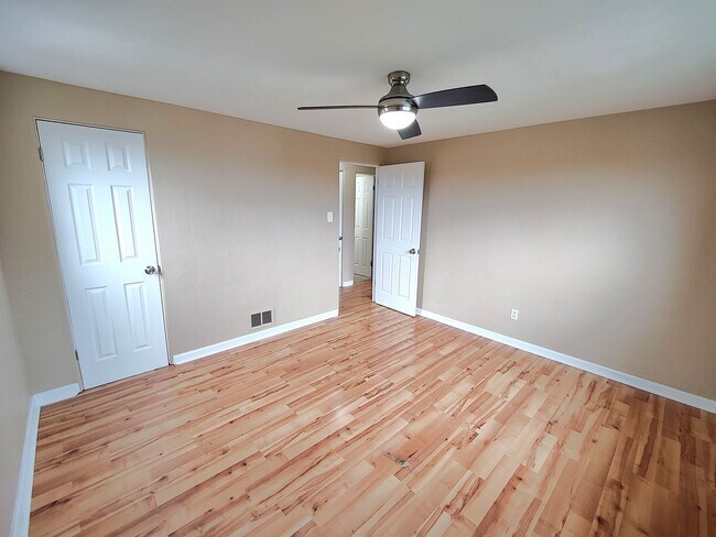 Building Photo - *Recently Updated 3BD/2BA Single Family Ho...