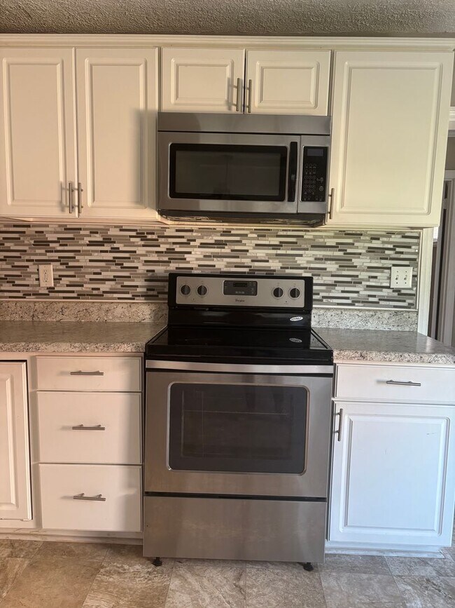 Building Photo - Centrally located 3/2 house