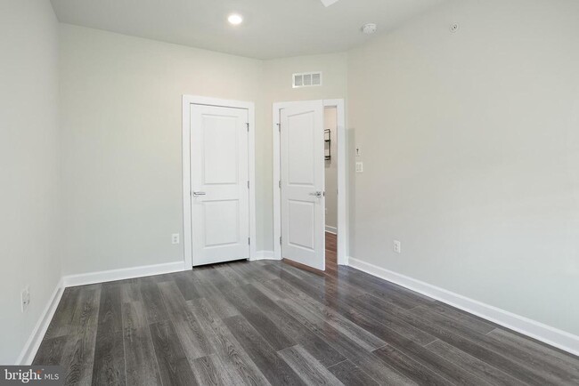 Building Photo - 6725 24th Ct N