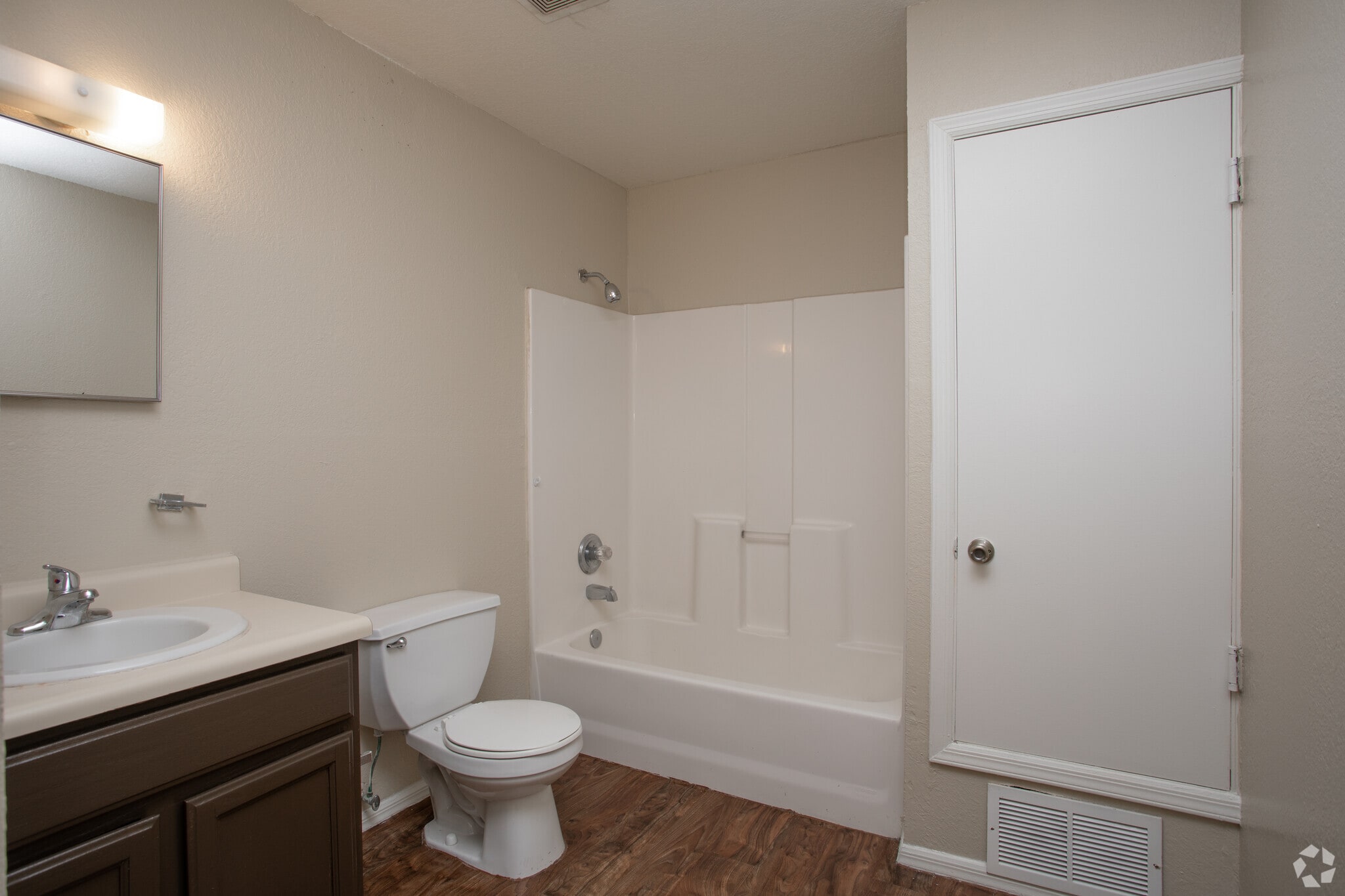 2BR, 1BA - 800SF - Western Gallagher
