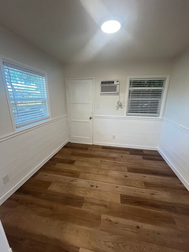 Building Photo - 334-336 E School St.