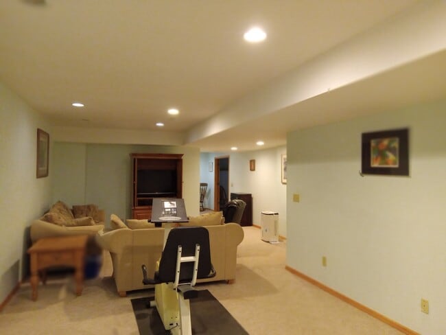 Building Photo - 883 Park Knoll Dr