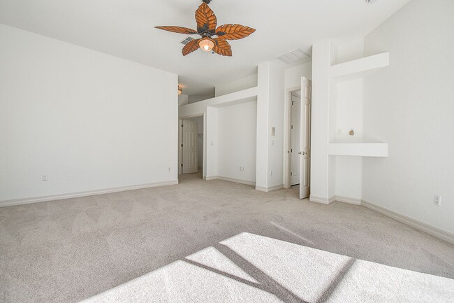 Building Photo - Beautiful 4/3/3 on a private 1 acre lot.