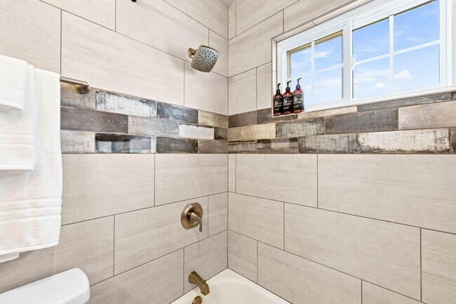Building Photo - 829 San Fernando Pl