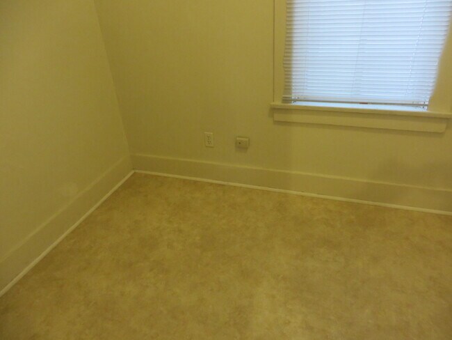 Building Photo - Large Three Bedroom, 1.5 Bathroom Home hal...