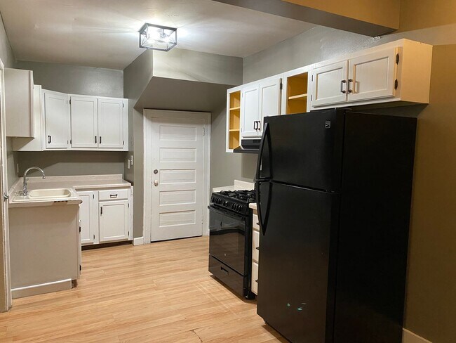 Building Photo - 2016-2018 E 6th Street