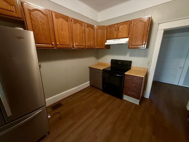 Building Photo - Classic 3/2 Farmhouse Charm with Modern Comfort & Room to Breathe