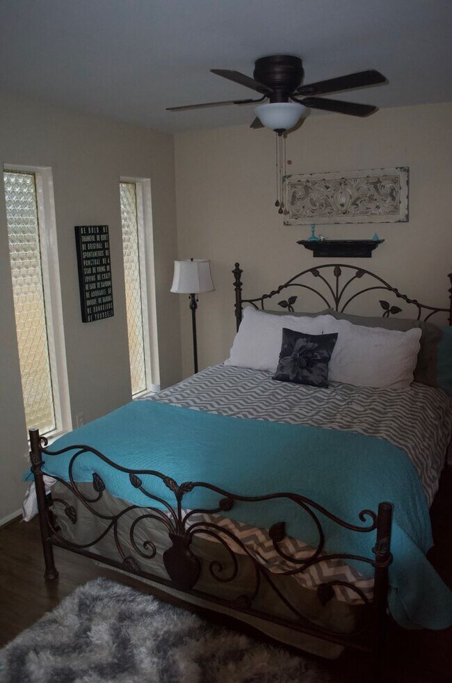 Building Photo - AUGUST PRE-LEASE!  Spacious 4 Bedroom 2 Bathroom Home CLOSE TO CAMPUS