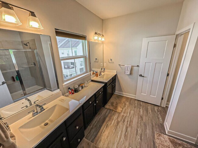 Building Photo - Luxurious 4 Bedroom 3.5 Bathroom End Unit ...