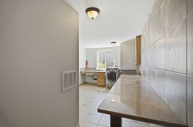 Building Photo - Spacious 4 Bed 2.5 Bath Home with Panoramic Views in Magnolia